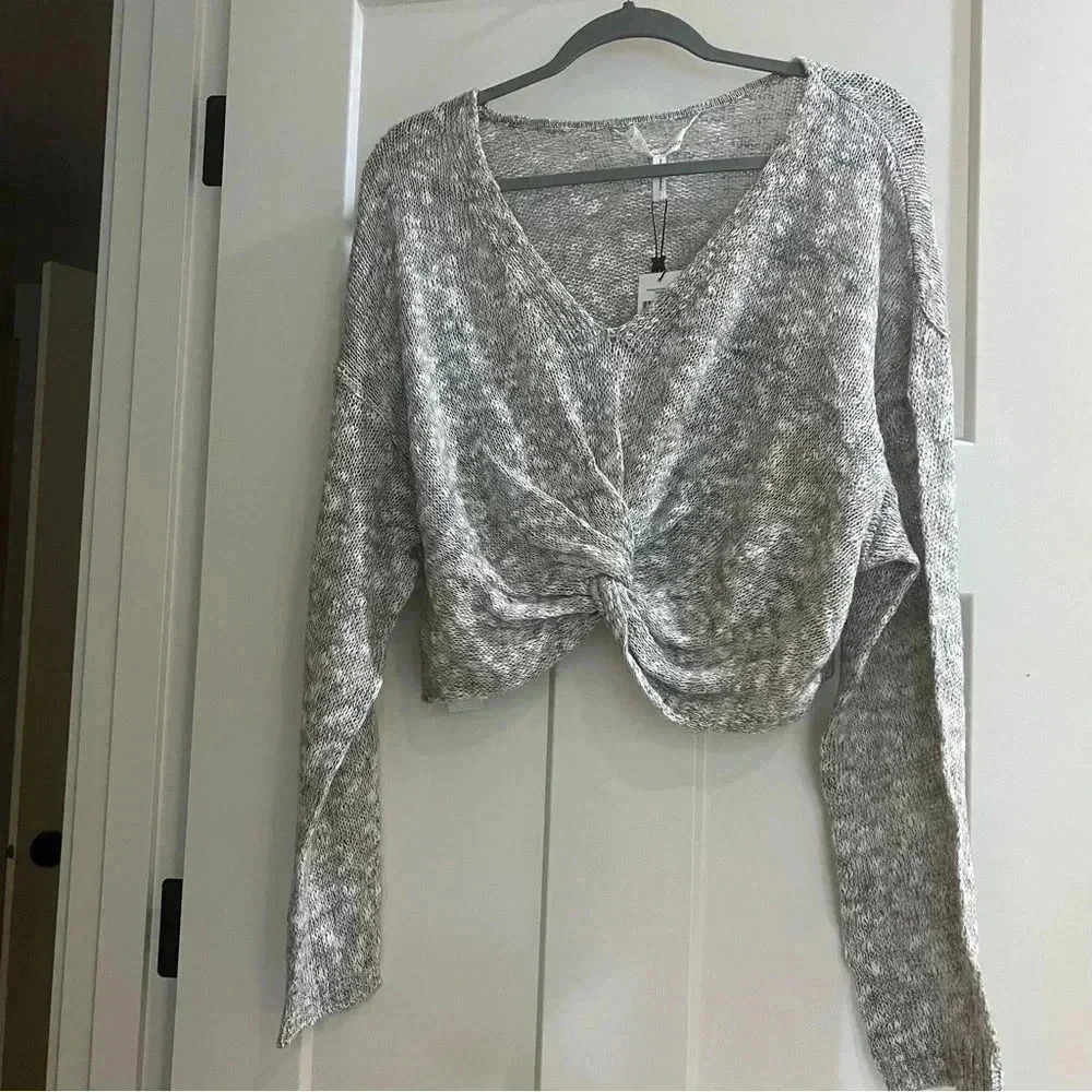 NWT BCBGeneration Women's Grey Twist Hem V-Neck Crop Sweater Size multiple A24